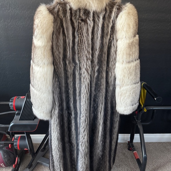 Canadian Coyote Fur Coat (full length) - Picture 2 of 8